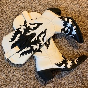 Never worn, AMAZING edgy cowgirl boots